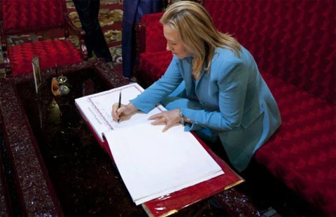 Ngoại trưởng Clinton viết lưu bút trước khi rời chùa Shwedagon. Ảnh: AFP Bà Clinton và lãnh đạo đối lập ở Myanmar, Aung San Suu Kyi, cùng dùng bữa tối tại nhà riêng của đại diện ngoại giao Mỹ tại Myanmar. Bà Suu Kyi là người được Mỹ và phương Tây kỳ vọng mang lại cải cách cho Myanmar. Ảnh: AFP Ngoại trưởng Mỹ nói chuyện cùng bà Suu Kyi và các nhân viên tư thất của nữ lãnh đạo này ở Yangon hôm qua. Ảnh: AFP Người đứng đầu ngành ngoại giao Mỹ còn vui vẻ chụp ảnh lưu niệm trong khi bà Suu Kyi thể hiện một động tác khá hài hước. Ảnh: AFP