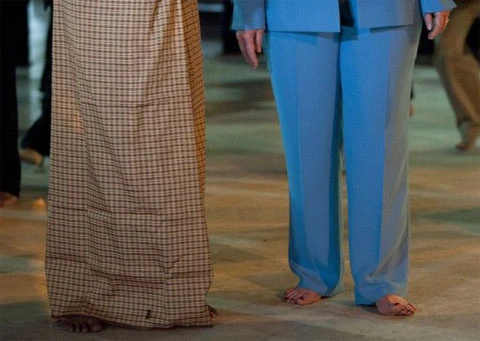 Ngoại trưởng Clinton đi chân đất khi vãn cảnh chùa Shwedagon theo đúng phong tục truyền thống của người Myanmar. Ảnh: AFP