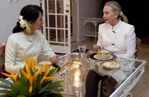 Bà Clinton và lãnh đạo đối lập ở Myanmar, Aung San Suu Kyi, cùng dùng bữa tối tại nhà riêng của đại diện ngoại giao Mỹ tại Myanmar. Bà Suu Kyi là người được Mỹ và phương Tây kỳ vọng mang lại cải cách cho Myanmar. Ảnh: AFP