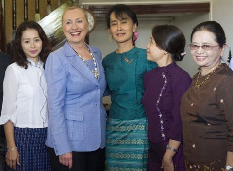 Ngoại trưởng Mỹ nói chuyện cùng bà Suu Kyi và các nhân viên tư thất của nữ lãnh đạo này ở Yangon hôm qua. Ảnh: AFP