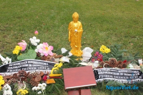 Thông điệp của bông sen trên những ngôi mộ vô danh tại Dresden ảnh 3