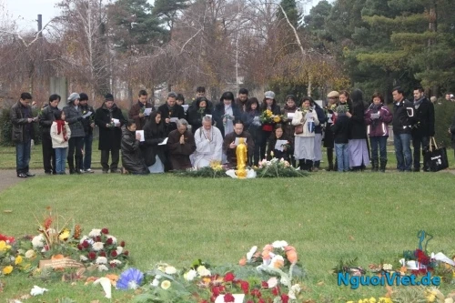 Thông điệp của bông sen trên những ngôi mộ vô danh tại Dresden ảnh 2 Thông điệp của bông sen trên những ngôi mộ vô danh tại Dresden ảnh 2