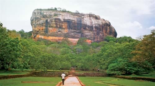 Đá Sư Tử ở Sigiriya với rừng cây rộng lớn vây quanh - Ảnh: Việt Phương