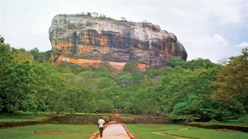 Đá Sư Tử ở Sigiriya với rừng cây rộng lớn vây quanh - Ảnh: Việt Phương