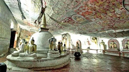 Bên trong chùa Hang ở Dambulla có hàng trăm tượng Phật và các bức họa phủ kín vách đá trong hang - Ảnh: Việt Phương Tượng Phật vàng bên ngoài chùa Hang - Ảnh: Wikipedia