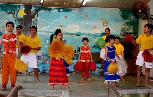 Các em nhỏ biểu diến chào mừng đoàn từ thiện đến thăm Trung tâm