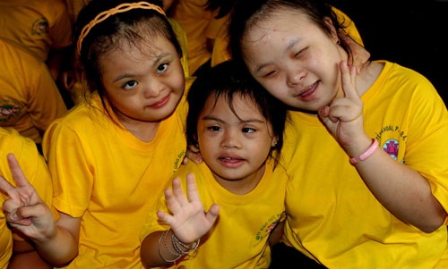 Các em nhỏ bày tỏ niềm vui trước ống kính.