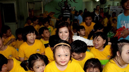 ... và giao lưu cùng các em nhỏ