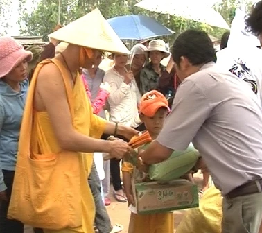 Khám bệnh, phát thuốc, tặng quà cho người nghèo Kiên Giang, Đồng Tháp ảnh 2 ta.jpg