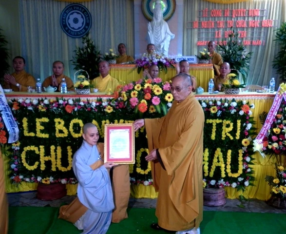 whòa thượng Thích Chí Đạo, phó ban trị sự trao quyết định.JPG