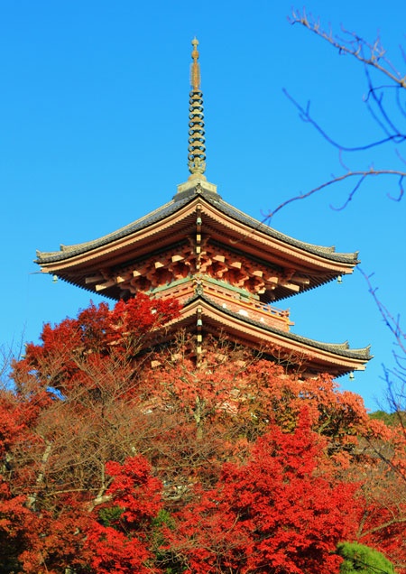 Chùa Otowasan Kiyomizu, được xây dựng từ năm 778, là ngôi chùa thờ Quan âm nghìn tay. Kiyomizu nghĩa là "thanh thủy". Trong ảnh là tòa kiến trúc chính. Phía sau tòa kiến trúc chính có thác nước Otowa no taki chảy xuống thành 3 dòng. Du khách thường chiêm bái, uống nước nơi này để cầu trường thọ, sức khỏe và thành công.