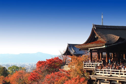 Tòa kiến trúc chính của chùa như treo trên không