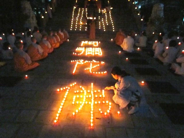 TP.HCM: Chùa Pháp Võ tổ chức Lễ hoa đăng, thắp nến cầu nguyện ảnh 8 IMG_0400_728109274.jpg