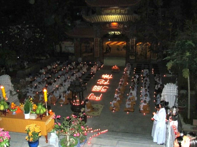 TP.HCM: Chùa Pháp Võ tổ chức Lễ hoa đăng, thắp nến cầu nguyện ảnh 6 IMG_0423_533330504.jpg