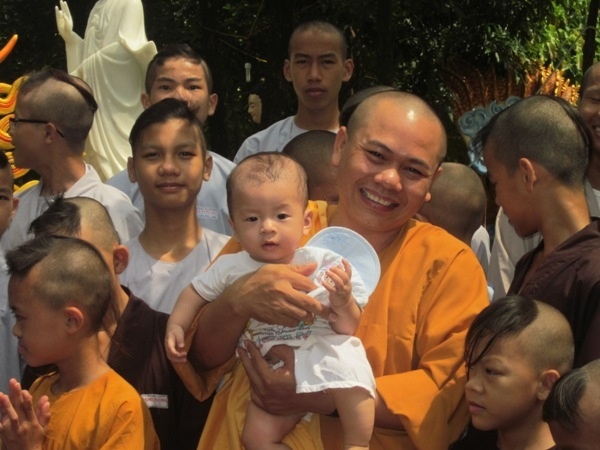 Anh Su Minh Dao ben cac chu tieu.JPG