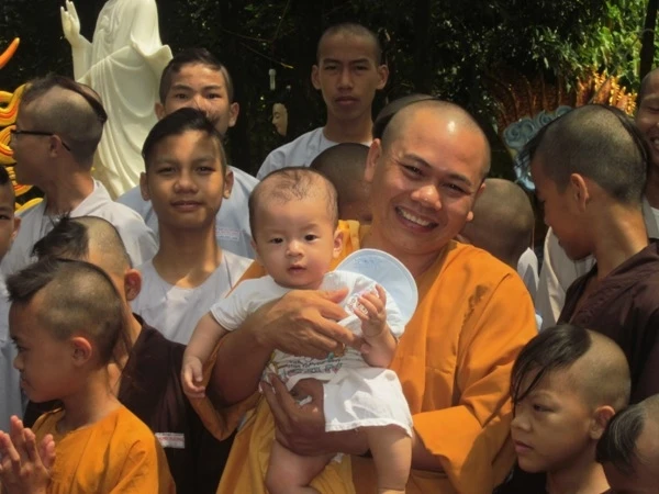 Anh Su Minh Dao ben cac chu tieu.JPG