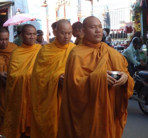 Bình Thuận: Chư Tăng Ni hệ phái Khất sĩ tổ chức trì bình khất thực ảnh 1 DSC03329.jpg