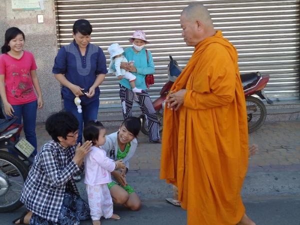 Bình Thuận: Chư Tăng Ni hệ phái Khất sĩ tổ chức trì bình khất thực ảnh 2 DSC03349.jpg