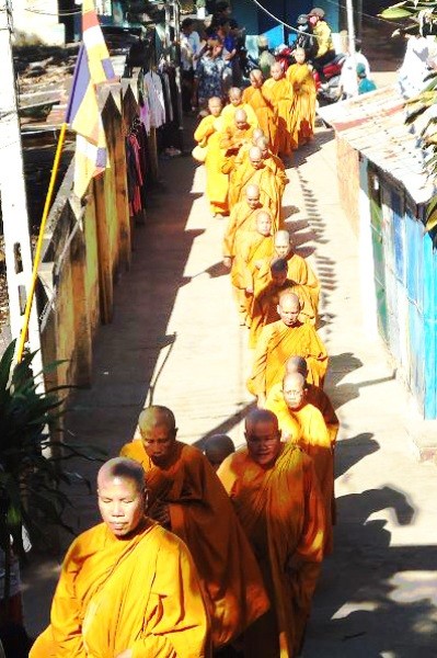 Bình Thuận: Chư Tăng Ni hệ phái Khất sĩ tổ chức trì bình khất thực ảnh 3 DSC03358.jpg