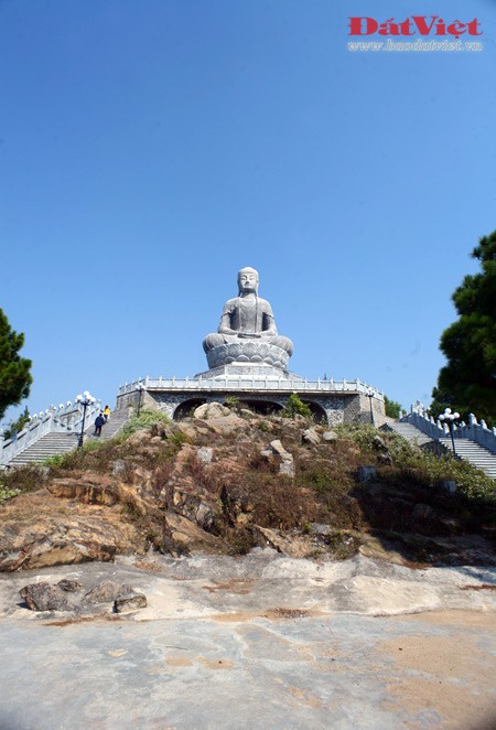 Đường lên Đại Phật tượng nằm dưới bóng mát của rừng thông xanh rì. Công trình hiện ra trên đỉnh núi với toàn bộ dáng vẻ kỳ vĩ. Dãy bậc thang dẫn lên chân tượng. Nguyên mẫu của Đại Phật tượng là pho tượng A-di-đà làm bằng đá có từ thời Lý, đang được lưu giữ trong chùa Phật Tích ở chân núi. Hàng trăm người thợ đã mất 4 năm thi công Đại Phật tượng trong điều kiện địa hình rất khó khăn. Với quy mô đồ sộ và sự kỳ công trong quá trình thực hiện, Đại Phật tượng xứng đáng được coi là "kỳ quan mới" của tỉnh Bắc Ninh. Từ chân tượng có thể nhìn toàn cảnh núi Phật Tích và một vùng rộng lớn của miền đất Phật Kinh Bắc. Khung cảnh nên thơ với sự hòa hợp giữa con người và thiên nhiên. Đại Phật tượng nằm ở độ cao 108 m so với mặt nước biển. Đây là con số thiêng theo quan niệm của nhà Phật. Núi Phật Tích được coi là một ngọn núi thiêng, núi Phật, là nơi đầu tiên phát tích Đạo Phật ở Việt Nam Đường lên Đại Phật tượng nằm dưới bóng mát của rừng thông xanh rì. Công trình hiện ra trên đỉnh núi với toàn bộ dáng vẻ kỳ vĩ. Dãy bậc thang dẫn lên chân tượng. Nguyên mẫu của Đại Phật tượng là pho tượng A-di-đà làm bằng đá có từ thời Lý, đang được lưu giữ trong chùa Phật Tích ở chân núi. Hàng trăm người thợ đã mất 4 năm thi công Đại Phật tượng trong điều kiện địa hình rất khó khăn. Với quy mô đồ sộ và sự kỳ công trong quá trình thực hiện, Đại Phật tượng xứng đáng được coi là "kỳ quan mới" của tỉnh Bắc Ninh. Từ chân tượng có thể nhìn toàn cảnh núi Phật Tích và một vùng rộng lớn của miền đất Phật Kinh Bắc. Khung cảnh nên thơ với sự hòa hợp giữa con người và thiên nhiên. Đại Phật tượng nằm ở độ cao 108 m so với mặt nước biển. Đây là con số thiêng theo quan niệm của nhà Phật. Núi Phật Tích được coi là một ngọn núi thiêng, núi Phật, là nơi đầu tiên phát tích Đạo Phật ở Việt Nam