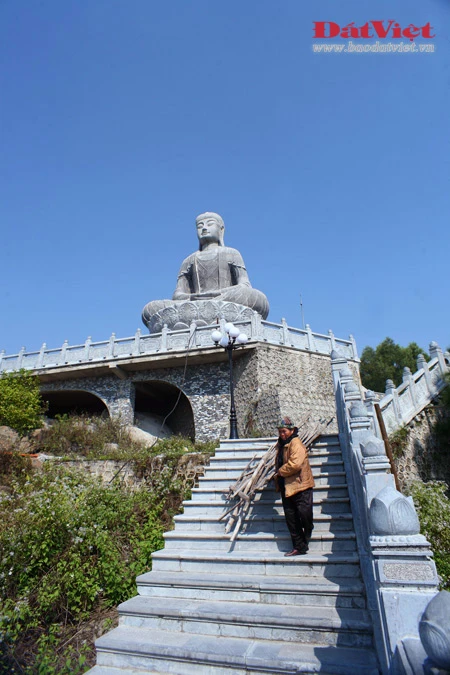 Đường lên Đại Phật tượng nằm dưới bóng mát của rừng thông xanh rì. Công trình hiện ra trên đỉnh núi với toàn bộ dáng vẻ kỳ vĩ. Dãy bậc thang dẫn lên chân tượng. Nguyên mẫu của Đại Phật tượng là pho tượng A-di-đà làm bằng đá có từ thời Lý, đang được lưu giữ trong chùa Phật Tích ở chân núi. Hàng trăm người thợ đã mất 4 năm thi công Đại Phật tượng trong điều kiện địa hình rất khó khăn. Với quy mô đồ sộ và sự kỳ công trong quá trình thực hiện, Đại Phật tượng xứng đáng được coi là "kỳ quan mới" của tỉnh Bắc Ninh. Từ chân tượng có thể nhìn toàn cảnh núi Phật Tích và một vùng rộng lớn của miền đất Phật Kinh Bắc. Khung cảnh nên thơ với sự hòa hợp giữa con người và thiên nhiên. Đại Phật tượng nằm ở độ cao 108 m so với mặt nước biển. Đây là con số thiêng theo quan niệm của nhà Phật. Núi Phật Tích được coi là một ngọn núi thiêng, núi Phật, là nơi đầu tiên phát tích Đạo Phật ở Việt Nam