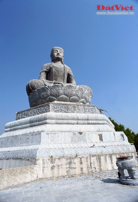 Đường lên Đại Phật tượng nằm dưới bóng mát của rừng thông xanh rì. Công trình hiện ra trên đỉnh núi với toàn bộ dáng vẻ kỳ vĩ. Dãy bậc thang dẫn lên chân tượng. Nguyên mẫu của Đại Phật tượng là pho tượng A-di-đà làm bằng đá có từ thời Lý, đang được lưu giữ trong chùa Phật Tích ở chân núi. Hàng trăm người thợ đã mất 4 năm thi công Đại Phật tượng trong điều kiện địa hình rất khó khăn. Với quy mô đồ sộ và sự kỳ công trong quá trình thực hiện, Đại Phật tượng xứng đáng được coi là "kỳ quan mới" của tỉnh Bắc Ninh. Từ chân tượng có thể nhìn toàn cảnh núi Phật Tích và một vùng rộng lớn của miền đất Phật Kinh Bắc. Khung cảnh nên thơ với sự hòa hợp giữa con người và thiên nhiên. Đại Phật tượng nằm ở độ cao 108 m so với mặt nước biển. Đây là con số thiêng theo quan niệm của nhà Phật. Núi Phật Tích được coi là một ngọn núi thiêng, núi Phật, là nơi đầu tiên phát tích Đạo Phật ở Việt Nam Đường lên Đại Phật tượng nằm dưới bóng mát của rừng thông xanh rì. Công trình hiện ra trên đỉnh núi với toàn bộ dáng vẻ kỳ vĩ. Dãy bậc thang dẫn lên chân tượng. Nguyên mẫu của Đại Phật tượng là pho tượng A-di-đà làm bằng đá có từ thời Lý, đang được lưu giữ trong chùa Phật Tích ở chân núi. Hàng trăm người thợ đã mất 4 năm thi công Đại Phật tượng trong điều kiện địa hình rất khó khăn. Với quy mô đồ sộ và sự kỳ công trong quá trình thực hiện, Đại Phật tượng xứng đáng được coi là "kỳ quan mới" của tỉnh Bắc Ninh. Từ chân tượng có thể nhìn toàn cảnh núi Phật Tích và một vùng rộng lớn của miền đất Phật Kinh Bắc. Khung cảnh nên thơ với sự hòa hợp giữa con người và thiên nhiên. Đại Phật tượng nằm ở độ cao 108 m so với mặt nước biển. Đây là con số thiêng theo quan niệm của nhà Phật. Núi Phật Tích được coi là một ngọn núi thiêng, núi Phật, là nơi đầu tiên phát tích Đạo Phật ở Việt Nam
