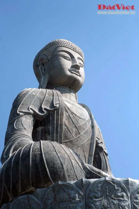 Đường lên Đại Phật tượng nằm dưới bóng mát của rừng thông xanh rì. Công trình hiện ra trên đỉnh núi với toàn bộ dáng vẻ kỳ vĩ. Dãy bậc thang dẫn lên chân tượng. Nguyên mẫu của Đại Phật tượng là pho tượng A-di-đà làm bằng đá có từ thời Lý, đang được lưu giữ trong chùa Phật Tích ở chân núi. Hàng trăm người thợ đã mất 4 năm thi công Đại Phật tượng trong điều kiện địa hình rất khó khăn. Với quy mô đồ sộ và sự kỳ công trong quá trình thực hiện, Đại Phật tượng xứng đáng được coi là "kỳ quan mới" của tỉnh Bắc Ninh. Từ chân tượng có thể nhìn toàn cảnh núi Phật Tích và một vùng rộng lớn của miền đất Phật Kinh Bắc. Khung cảnh nên thơ với sự hòa hợp giữa con người và thiên nhiên. Đại Phật tượng nằm ở độ cao 108 m so với mặt nước biển. Đây là con số thiêng theo quan niệm của nhà Phật. Núi Phật Tích được coi là một ngọn núi thiêng, núi Phật, là nơi đầu tiên phát tích Đạo Phật ở Việt Nam