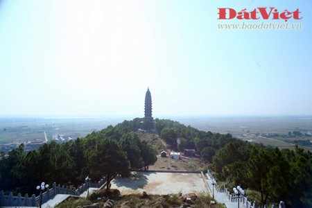 Đường lên Đại Phật tượng nằm dưới bóng mát của rừng thông xanh rì. Công trình hiện ra trên đỉnh núi với toàn bộ dáng vẻ kỳ vĩ. Dãy bậc thang dẫn lên chân tượng. Nguyên mẫu của Đại Phật tượng là pho tượng A-di-đà làm bằng đá có từ thời Lý, đang được lưu giữ trong chùa Phật Tích ở chân núi. Hàng trăm người thợ đã mất 4 năm thi công Đại Phật tượng trong điều kiện địa hình rất khó khăn. Với quy mô đồ sộ và sự kỳ công trong quá trình thực hiện, Đại Phật tượng xứng đáng được coi là "kỳ quan mới" của tỉnh Bắc Ninh. Từ chân tượng có thể nhìn toàn cảnh núi Phật Tích và một vùng rộng lớn của miền đất Phật Kinh Bắc. Khung cảnh nên thơ với sự hòa hợp giữa con người và thiên nhiên. Đại Phật tượng nằm ở độ cao 108 m so với mặt nước biển. Đây là con số thiêng theo quan niệm của nhà Phật. Núi Phật Tích được coi là một ngọn núi thiêng, núi Phật, là nơi đầu tiên phát tích Đạo Phật ở Việt Nam Đường lên Đại Phật tượng nằm dưới bóng mát của rừng thông xanh rì. Công trình hiện ra trên đỉnh núi với toàn bộ dáng vẻ kỳ vĩ. Dãy bậc thang dẫn lên chân tượng. Nguyên mẫu của Đại Phật tượng là pho tượng A-di-đà làm bằng đá có từ thời Lý, đang được lưu giữ trong chùa Phật Tích ở chân núi. Hàng trăm người thợ đã mất 4 năm thi công Đại Phật tượng trong điều kiện địa hình rất khó khăn. Với quy mô đồ sộ và sự kỳ công trong quá trình thực hiện, Đại Phật tượng xứng đáng được coi là "kỳ quan mới" của tỉnh Bắc Ninh. Từ chân tượng có thể nhìn toàn cảnh núi Phật Tích và một vùng rộng lớn của miền đất Phật Kinh Bắc. Khung cảnh nên thơ với sự hòa hợp giữa con người và thiên nhiên. Đại Phật tượng nằm ở độ cao 108 m so với mặt nước biển. Đây là con số thiêng theo quan niệm của nhà Phật. Núi Phật Tích được coi là một ngọn núi thiêng, núi Phật, là nơi đầu tiên phát tích Đạo Phật ở Việt Nam
