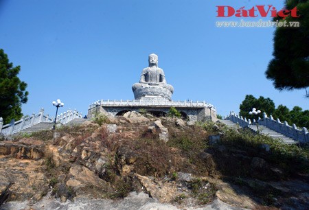Đường lên Đại Phật tượng nằm dưới bóng mát của rừng thông xanh rì. Công trình hiện ra trên đỉnh núi với toàn bộ dáng vẻ kỳ vĩ. Dãy bậc thang dẫn lên chân tượng. Nguyên mẫu của Đại Phật tượng là pho tượng A-di-đà làm bằng đá có từ thời Lý, đang được lưu giữ trong chùa Phật Tích ở chân núi. Hàng trăm người thợ đã mất 4 năm thi công Đại Phật tượng trong điều kiện địa hình rất khó khăn. Với quy mô đồ sộ và sự kỳ công trong quá trình thực hiện, Đại Phật tượng xứng đáng được coi là "kỳ quan mới" của tỉnh Bắc Ninh. Từ chân tượng có thể nhìn toàn cảnh núi Phật Tích và một vùng rộng lớn của miền đất Phật Kinh Bắc. Khung cảnh nên thơ với sự hòa hợp giữa con người và thiên nhiên. Đại Phật tượng nằm ở độ cao 108 m so với mặt nước biển. Đây là con số thiêng theo quan niệm của nhà Phật. Núi Phật Tích được coi là một ngọn núi thiêng, núi Phật, là nơi đầu tiên phát tích Đạo Phật ở Việt Nam Đường lên Đại Phật tượng nằm dưới bóng mát của rừng thông xanh rì. Công trình hiện ra trên đỉnh núi với toàn bộ dáng vẻ kỳ vĩ. Dãy bậc thang dẫn lên chân tượng. Nguyên mẫu của Đại Phật tượng là pho tượng A-di-đà làm bằng đá có từ thời Lý, đang được lưu giữ trong chùa Phật Tích ở chân núi. Hàng trăm người thợ đã mất 4 năm thi công Đại Phật tượng trong điều kiện địa hình rất khó khăn. Với quy mô đồ sộ và sự kỳ công trong quá trình thực hiện, Đại Phật tượng xứng đáng được coi là "kỳ quan mới" của tỉnh Bắc Ninh. Từ chân tượng có thể nhìn toàn cảnh núi Phật Tích và một vùng rộng lớn của miền đất Phật Kinh Bắc. Khung cảnh nên thơ với sự hòa hợp giữa con người và thiên nhiên. Đại Phật tượng nằm ở độ cao 108 m so với mặt nước biển. Đây là con số thiêng theo quan niệm của nhà Phật. Núi Phật Tích được coi là một ngọn núi thiêng, núi Phật, là nơi đầu tiên phát tích Đạo Phật ở Việt Nam