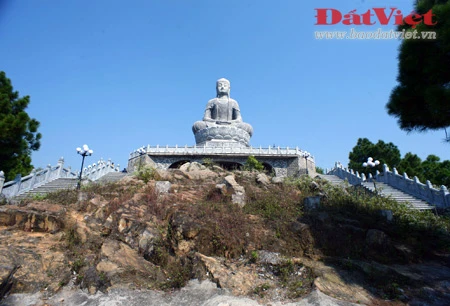 Đường lên Đại Phật tượng nằm dưới bóng mát của rừng thông xanh rì. Công trình hiện ra trên đỉnh núi với toàn bộ dáng vẻ kỳ vĩ. Dãy bậc thang dẫn lên chân tượng. Nguyên mẫu của Đại Phật tượng là pho tượng A-di-đà làm bằng đá có từ thời Lý, đang được lưu giữ trong chùa Phật Tích ở chân núi. Hàng trăm người thợ đã mất 4 năm thi công Đại Phật tượng trong điều kiện địa hình rất khó khăn. Với quy mô đồ sộ và sự kỳ công trong quá trình thực hiện, Đại Phật tượng xứng đáng được coi là "kỳ quan mới" của tỉnh Bắc Ninh. Từ chân tượng có thể nhìn toàn cảnh núi Phật Tích và một vùng rộng lớn của miền đất Phật Kinh Bắc. Khung cảnh nên thơ với sự hòa hợp giữa con người và thiên nhiên. Đại Phật tượng nằm ở độ cao 108 m so với mặt nước biển. Đây là con số thiêng theo quan niệm của nhà Phật. Núi Phật Tích được coi là một ngọn núi thiêng, núi Phật, là nơi đầu tiên phát tích Đạo Phật ở Việt Nam