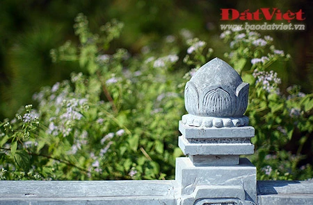 Đường lên Đại Phật tượng nằm dưới bóng mát của rừng thông xanh rì. Công trình hiện ra trên đỉnh núi với toàn bộ dáng vẻ kỳ vĩ. Dãy bậc thang dẫn lên chân tượng. Nguyên mẫu của Đại Phật tượng là pho tượng A-di-đà làm bằng đá có từ thời Lý, đang được lưu giữ trong chùa Phật Tích ở chân núi. Hàng trăm người thợ đã mất 4 năm thi công Đại Phật tượng trong điều kiện địa hình rất khó khăn. Với quy mô đồ sộ và sự kỳ công trong quá trình thực hiện, Đại Phật tượng xứng đáng được coi là "kỳ quan mới" của tỉnh Bắc Ninh. Từ chân tượng có thể nhìn toàn cảnh núi Phật Tích và một vùng rộng lớn của miền đất Phật Kinh Bắc. Khung cảnh nên thơ với sự hòa hợp giữa con người và thiên nhiên. Đại Phật tượng nằm ở độ cao 108 m so với mặt nước biển. Đây là con số thiêng theo quan niệm của nhà Phật. Núi Phật Tích được coi là một ngọn núi thiêng, núi Phật, là nơi đầu tiên phát tích Đạo Phật ở Việt Nam