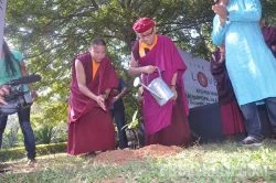 Pháp Vương Drukpa đang trồng cây.jpg