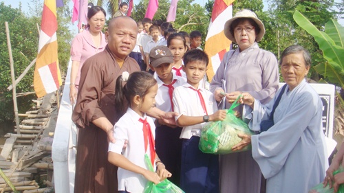 Phát quà cho học sinh nghèo 1.jpg