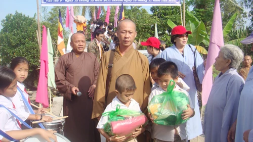 Phát quà cho học sinh nghèo.jpg