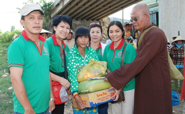 Cứu trợ tại Tân Hồng.jpg