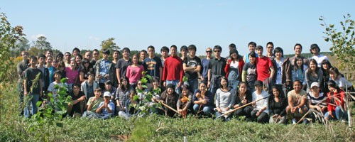 Canada: Thanh niên Phật giáo SGI trồng cây vì tương lai ảnh 1 can.jpg