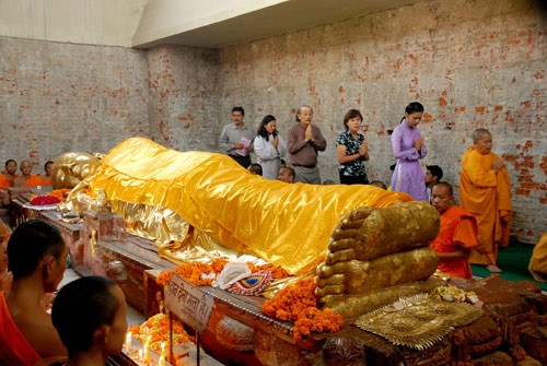 Làm lễ dâng y cho Đức Phật Các phật tử rất thành tâm dưới cội bồ đề nơi Đức Phật từng thuyết giảng Tháp Đại giác nơi Đức Phật tu thành chánh quả, và bình minh trên sông Hằng của vùng đất Ấn Lạ lùng vùng xứ Phật