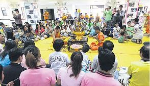 Dân sơ tán đang tham gia một buổi lễ tại trường.JPG