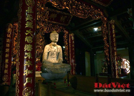 Tòa Tam bảo của chùa Phật Tích là nơi đặt pho tượng A-di-đà làm bằng đá - bảo vật quốc gia có từ thời Lý. Ngay dưới chân tượng, nền mòng tòa bảo tháp hoành hiện ra nằm trong lòng đất, sau một lớp kính trong suốt thay cho mặt sàn. Dưới ảnh đèn huyền ảo và không gian thanh tịnh của ngôi chùa, tàn tích của tòa tháp thiêng liêng như gợi lại vầng hào quang của triều Lý - triều đại lập quốc của người Việt. Phía sau tòa Tam bảo là hai lối đi xuống tầng hầm, nơi có thể quan sát cận cảnh di tích. Nền móng bảo tháp có hình vuông, trong lòng rỗng. Mỗi cạnh của tháp rộng 9,1m. Mổi cạnh của lòng tháp rộng khoảng 4,2m. Tường tháp dày khoảng 2,4m. Gạch xây tháp được xếp theo hàng ngang, phần đầu gạch đâm ra ngoài, mỗi hàng trung bình xếp 6 viên gạch với nhiều kích thước khác nhau. Chất kết dính để xây dựng tháp hoàn toàn là đất sét nhuyễn. Các mạch vữa mỏng đến nỗi nhìn bề ngoài chẳng khác gì các viên gạch được xếp chồng lên nhau. Trên mỗi viên gạch có đề: “Lý gia đệ tam đế Long Thụy Thái Bình tứ niên tạo” (Vua thứ ba đời Lý, năm Long Thụy Thái Bình thứ 4 xây dựng) hoặc “Chương Thánh Gia Khánh”. Theo sử sách, Long Thụy Thái Bình là niên hiệu của vua Lý Thánh Tông từ năm 1054 - 1058. Đến năm 1059, vua đổi sang niên hiệu Chương Thánh Gia Khánh cho đến năm 1065. Long Thụy Thái Bình năm thứ tư tức là năm 1057. Tượng A-di-đà nhìn từ nền móng của tòa bảo tháp chọc trời một thuở. Các chuyên gia nhận định kỹ thuật xây nền móng tháp ở chùa Phật Tích là hết sức độc đáo, chưa bao giờ thấy trong các công trình khảo cổ khác ở Việt Nam. Tòa Tam bảo của chùa Phật Tích là nơi đặt pho tượng A-di-đà làm bằng đá - bảo vật quốc gia có từ thời Lý. Ngay dưới chân tượng, nền mòng tòa bảo tháp hoành hiện ra nằm trong lòng đất, sau một lớp kính trong suốt thay cho mặt sàn. Dưới ảnh đèn huyền ảo và không gian thanh tịnh của ngôi chùa, tàn tích của tòa tháp thiêng liêng như gợi lại vầng hào quang của triều Lý - triều đại lập quốc của người Việt. Phía sau tòa Tam bảo là hai lối đi xuống tầng hầm, nơi có thể quan sát cận cảnh di tích. Nền móng bảo tháp có hình vuông, trong lòng rỗng. Mỗi cạnh của tháp rộng 9,1m. Mổi cạnh của lòng tháp rộng khoảng 4,2m. Tường tháp dày khoảng 2,4m. Gạch xây tháp được xếp theo hàng ngang, phần đầu gạch đâm ra ngoài, mỗi hàng trung bình xếp 6 viên gạch với nhiều kích thước khác nhau. Chất kết dính để xây dựng tháp hoàn toàn là đất sét nhuyễn. Các mạch vữa mỏng đến nỗi nhìn bề ngoài chẳng khác gì các viên gạch được xếp chồng lên nhau. Trên mỗi viên gạch có đề: “Lý gia đệ tam đế Long Thụy Thái Bình tứ niên tạo” (Vua thứ ba đời Lý, năm Long Thụy Thái Bình thứ 4 xây dựng) hoặc “Chương Thánh Gia Khánh”. Theo sử sách, Long Thụy Thái Bình là niên hiệu của vua Lý Thánh Tông từ năm 1054 - 1058. Đến năm 1059, vua đổi sang niên hiệu Chương Thánh Gia Khánh cho đến năm 1065. Long Thụy Thái Bình năm thứ tư tức là năm 1057. Tượng A-di-đà nhìn từ nền móng của tòa bảo tháp chọc trời một thuở. Các chuyên gia nhận định kỹ thuật xây nền móng tháp ở chùa Phật Tích là hết sức độc đáo, chưa bao giờ thấy trong các công trình khảo cổ khác ở Việt Nam.