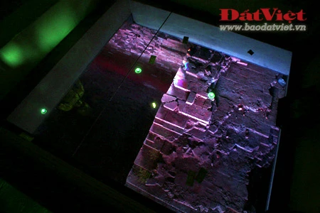 Tòa Tam bảo của chùa Phật Tích là nơi đặt pho tượng A-di-đà làm bằng đá - bảo vật quốc gia có từ thời Lý. Ngay dưới chân tượng, nền mòng tòa bảo tháp hoành hiện ra nằm trong lòng đất, sau một lớp kính trong suốt thay cho mặt sàn. Dưới ảnh đèn huyền ảo và không gian thanh tịnh của ngôi chùa, tàn tích của tòa tháp thiêng liêng như gợi lại vầng hào quang của triều Lý - triều đại lập quốc của người Việt. Phía sau tòa Tam bảo là hai lối đi xuống tầng hầm, nơi có thể quan sát cận cảnh di tích. Nền móng bảo tháp có hình vuông, trong lòng rỗng. Mỗi cạnh của tháp rộng 9,1m. Mổi cạnh của lòng tháp rộng khoảng 4,2m. Tường tháp dày khoảng 2,4m. Gạch xây tháp được xếp theo hàng ngang, phần đầu gạch đâm ra ngoài, mỗi hàng trung bình xếp 6 viên gạch với nhiều kích thước khác nhau. Chất kết dính để xây dựng tháp hoàn toàn là đất sét nhuyễn. Các mạch vữa mỏng đến nỗi nhìn bề ngoài chẳng khác gì các viên gạch được xếp chồng lên nhau. Trên mỗi viên gạch có đề: “Lý gia đệ tam đế Long Thụy Thái Bình tứ niên tạo” (Vua thứ ba đời Lý, năm Long Thụy Thái Bình thứ 4 xây dựng) hoặc “Chương Thánh Gia Khánh”. Theo sử sách, Long Thụy Thái Bình là niên hiệu của vua Lý Thánh Tông từ năm 1054 - 1058. Đến năm 1059, vua đổi sang niên hiệu Chương Thánh Gia Khánh cho đến năm 1065. Long Thụy Thái Bình năm thứ tư tức là năm 1057. Tượng A-di-đà nhìn từ nền móng của tòa bảo tháp chọc trời một thuở. Các chuyên gia nhận định kỹ thuật xây nền móng tháp ở chùa Phật Tích là hết sức độc đáo, chưa bao giờ thấy trong các công trình khảo cổ khác ở Việt Nam.