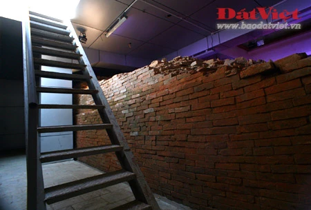 Tòa Tam bảo của chùa Phật Tích là nơi đặt pho tượng A-di-đà làm bằng đá - bảo vật quốc gia có từ thời Lý. Ngay dưới chân tượng, nền mòng tòa bảo tháp hoành hiện ra nằm trong lòng đất, sau một lớp kính trong suốt thay cho mặt sàn. Dưới ảnh đèn huyền ảo và không gian thanh tịnh của ngôi chùa, tàn tích của tòa tháp thiêng liêng như gợi lại vầng hào quang của triều Lý - triều đại lập quốc của người Việt. Phía sau tòa Tam bảo là hai lối đi xuống tầng hầm, nơi có thể quan sát cận cảnh di tích. Nền móng bảo tháp có hình vuông, trong lòng rỗng. Mỗi cạnh của tháp rộng 9,1m. Mổi cạnh của lòng tháp rộng khoảng 4,2m. Tường tháp dày khoảng 2,4m. Gạch xây tháp được xếp theo hàng ngang, phần đầu gạch đâm ra ngoài, mỗi hàng trung bình xếp 6 viên gạch với nhiều kích thước khác nhau. Chất kết dính để xây dựng tháp hoàn toàn là đất sét nhuyễn. Các mạch vữa mỏng đến nỗi nhìn bề ngoài chẳng khác gì các viên gạch được xếp chồng lên nhau. Trên mỗi viên gạch có đề: “Lý gia đệ tam đế Long Thụy Thái Bình tứ niên tạo” (Vua thứ ba đời Lý, năm Long Thụy Thái Bình thứ 4 xây dựng) hoặc “Chương Thánh Gia Khánh”. Theo sử sách, Long Thụy Thái Bình là niên hiệu của vua Lý Thánh Tông từ năm 1054 - 1058. Đến năm 1059, vua đổi sang niên hiệu Chương Thánh Gia Khánh cho đến năm 1065. Long Thụy Thái Bình năm thứ tư tức là năm 1057. Tượng A-di-đà nhìn từ nền móng của tòa bảo tháp chọc trời một thuở. Các chuyên gia nhận định kỹ thuật xây nền móng tháp ở chùa Phật Tích là hết sức độc đáo, chưa bao giờ thấy trong các công trình khảo cổ khác ở Việt Nam.