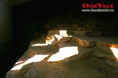 Tòa Tam bảo của chùa Phật Tích là nơi đặt pho tượng A-di-đà làm bằng đá - bảo vật quốc gia có từ thời Lý. Ngay dưới chân tượng, nền mòng tòa bảo tháp hoành hiện ra nằm trong lòng đất, sau một lớp kính trong suốt thay cho mặt sàn. Dưới ảnh đèn huyền ảo và không gian thanh tịnh của ngôi chùa, tàn tích của tòa tháp thiêng liêng như gợi lại vầng hào quang của triều Lý - triều đại lập quốc của người Việt. Phía sau tòa Tam bảo là hai lối đi xuống tầng hầm, nơi có thể quan sát cận cảnh di tích. Nền móng bảo tháp có hình vuông, trong lòng rỗng. Mỗi cạnh của tháp rộng 9,1m. Mổi cạnh của lòng tháp rộng khoảng 4,2m. Tường tháp dày khoảng 2,4m. Gạch xây tháp được xếp theo hàng ngang, phần đầu gạch đâm ra ngoài, mỗi hàng trung bình xếp 6 viên gạch với nhiều kích thước khác nhau. Chất kết dính để xây dựng tháp hoàn toàn là đất sét nhuyễn. Các mạch vữa mỏng đến nỗi nhìn bề ngoài chẳng khác gì các viên gạch được xếp chồng lên nhau. Trên mỗi viên gạch có đề: “Lý gia đệ tam đế Long Thụy Thái Bình tứ niên tạo” (Vua thứ ba đời Lý, năm Long Thụy Thái Bình thứ 4 xây dựng) hoặc “Chương Thánh Gia Khánh”. Theo sử sách, Long Thụy Thái Bình là niên hiệu của vua Lý Thánh Tông từ năm 1054 - 1058. Đến năm 1059, vua đổi sang niên hiệu Chương Thánh Gia Khánh cho đến năm 1065. Long Thụy Thái Bình năm thứ tư tức là năm 1057. Tượng A-di-đà nhìn từ nền móng của tòa bảo tháp chọc trời một thuở. Các chuyên gia nhận định kỹ thuật xây nền móng tháp ở chùa Phật Tích là hết sức độc đáo, chưa bao giờ thấy trong các công trình khảo cổ khác ở Việt Nam.