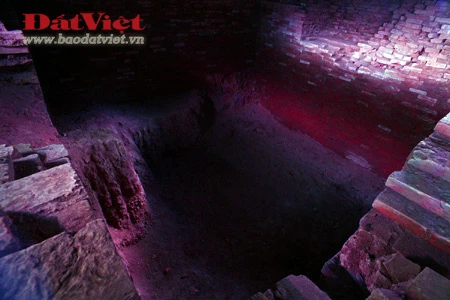 Tòa Tam bảo của chùa Phật Tích là nơi đặt pho tượng A-di-đà làm bằng đá - bảo vật quốc gia có từ thời Lý. Ngay dưới chân tượng, nền mòng tòa bảo tháp hoành hiện ra nằm trong lòng đất, sau một lớp kính trong suốt thay cho mặt sàn. Dưới ảnh đèn huyền ảo và không gian thanh tịnh của ngôi chùa, tàn tích của tòa tháp thiêng liêng như gợi lại vầng hào quang của triều Lý - triều đại lập quốc của người Việt. Phía sau tòa Tam bảo là hai lối đi xuống tầng hầm, nơi có thể quan sát cận cảnh di tích. Nền móng bảo tháp có hình vuông, trong lòng rỗng. Mỗi cạnh của tháp rộng 9,1m. Mổi cạnh của lòng tháp rộng khoảng 4,2m. Tường tháp dày khoảng 2,4m. Gạch xây tháp được xếp theo hàng ngang, phần đầu gạch đâm ra ngoài, mỗi hàng trung bình xếp 6 viên gạch với nhiều kích thước khác nhau. Chất kết dính để xây dựng tháp hoàn toàn là đất sét nhuyễn. Các mạch vữa mỏng đến nỗi nhìn bề ngoài chẳng khác gì các viên gạch được xếp chồng lên nhau. Trên mỗi viên gạch có đề: “Lý gia đệ tam đế Long Thụy Thái Bình tứ niên tạo” (Vua thứ ba đời Lý, năm Long Thụy Thái Bình thứ 4 xây dựng) hoặc “Chương Thánh Gia Khánh”. Theo sử sách, Long Thụy Thái Bình là niên hiệu của vua Lý Thánh Tông từ năm 1054 - 1058. Đến năm 1059, vua đổi sang niên hiệu Chương Thánh Gia Khánh cho đến năm 1065. Long Thụy Thái Bình năm thứ tư tức là năm 1057. Tượng A-di-đà nhìn từ nền móng của tòa bảo tháp chọc trời một thuở. Các chuyên gia nhận định kỹ thuật xây nền móng tháp ở chùa Phật Tích là hết sức độc đáo, chưa bao giờ thấy trong các công trình khảo cổ khác ở Việt Nam.