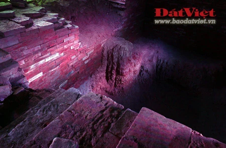 Tòa Tam bảo của chùa Phật Tích là nơi đặt pho tượng A-di-đà làm bằng đá - bảo vật quốc gia có từ thời Lý. Ngay dưới chân tượng, nền mòng tòa bảo tháp hoành hiện ra nằm trong lòng đất, sau một lớp kính trong suốt thay cho mặt sàn. Dưới ảnh đèn huyền ảo và không gian thanh tịnh của ngôi chùa, tàn tích của tòa tháp thiêng liêng như gợi lại vầng hào quang của triều Lý - triều đại lập quốc của người Việt. Phía sau tòa Tam bảo là hai lối đi xuống tầng hầm, nơi có thể quan sát cận cảnh di tích. Nền móng bảo tháp có hình vuông, trong lòng rỗng. Mỗi cạnh của tháp rộng 9,1m. Mổi cạnh của lòng tháp rộng khoảng 4,2m. Tường tháp dày khoảng 2,4m. Gạch xây tháp được xếp theo hàng ngang, phần đầu gạch đâm ra ngoài, mỗi hàng trung bình xếp 6 viên gạch với nhiều kích thước khác nhau. Chất kết dính để xây dựng tháp hoàn toàn là đất sét nhuyễn. Các mạch vữa mỏng đến nỗi nhìn bề ngoài chẳng khác gì các viên gạch được xếp chồng lên nhau. Trên mỗi viên gạch có đề: “Lý gia đệ tam đế Long Thụy Thái Bình tứ niên tạo” (Vua thứ ba đời Lý, năm Long Thụy Thái Bình thứ 4 xây dựng) hoặc “Chương Thánh Gia Khánh”. Theo sử sách, Long Thụy Thái Bình là niên hiệu của vua Lý Thánh Tông từ năm 1054 - 1058. Đến năm 1059, vua đổi sang niên hiệu Chương Thánh Gia Khánh cho đến năm 1065. Long Thụy Thái Bình năm thứ tư tức là năm 1057. Tượng A-di-đà nhìn từ nền móng của tòa bảo tháp chọc trời một thuở. Các chuyên gia nhận định kỹ thuật xây nền móng tháp ở chùa Phật Tích là hết sức độc đáo, chưa bao giờ thấy trong các công trình khảo cổ khác ở Việt Nam.