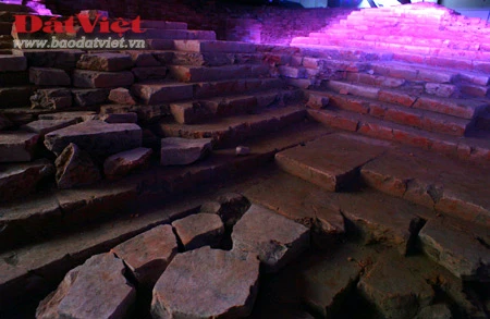 Tòa Tam bảo của chùa Phật Tích là nơi đặt pho tượng A-di-đà làm bằng đá - bảo vật quốc gia có từ thời Lý. Ngay dưới chân tượng, nền mòng tòa bảo tháp hoành hiện ra nằm trong lòng đất, sau một lớp kính trong suốt thay cho mặt sàn. Dưới ảnh đèn huyền ảo và không gian thanh tịnh của ngôi chùa, tàn tích của tòa tháp thiêng liêng như gợi lại vầng hào quang của triều Lý - triều đại lập quốc của người Việt. Phía sau tòa Tam bảo là hai lối đi xuống tầng hầm, nơi có thể quan sát cận cảnh di tích. Nền móng bảo tháp có hình vuông, trong lòng rỗng. Mỗi cạnh của tháp rộng 9,1m. Mổi cạnh của lòng tháp rộng khoảng 4,2m. Tường tháp dày khoảng 2,4m. Gạch xây tháp được xếp theo hàng ngang, phần đầu gạch đâm ra ngoài, mỗi hàng trung bình xếp 6 viên gạch với nhiều kích thước khác nhau. Chất kết dính để xây dựng tháp hoàn toàn là đất sét nhuyễn. Các mạch vữa mỏng đến nỗi nhìn bề ngoài chẳng khác gì các viên gạch được xếp chồng lên nhau. Trên mỗi viên gạch có đề: “Lý gia đệ tam đế Long Thụy Thái Bình tứ niên tạo” (Vua thứ ba đời Lý, năm Long Thụy Thái Bình thứ 4 xây dựng) hoặc “Chương Thánh Gia Khánh”. Theo sử sách, Long Thụy Thái Bình là niên hiệu của vua Lý Thánh Tông từ năm 1054 - 1058. Đến năm 1059, vua đổi sang niên hiệu Chương Thánh Gia Khánh cho đến năm 1065. Long Thụy Thái Bình năm thứ tư tức là năm 1057. Tượng A-di-đà nhìn từ nền móng của tòa bảo tháp chọc trời một thuở. Các chuyên gia nhận định kỹ thuật xây nền móng tháp ở chùa Phật Tích là hết sức độc đáo, chưa bao giờ thấy trong các công trình khảo cổ khác ở Việt Nam.