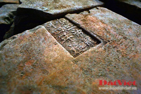 Tòa Tam bảo của chùa Phật Tích là nơi đặt pho tượng A-di-đà làm bằng đá - bảo vật quốc gia có từ thời Lý. Ngay dưới chân tượng, nền mòng tòa bảo tháp hoành hiện ra nằm trong lòng đất, sau một lớp kính trong suốt thay cho mặt sàn. Dưới ảnh đèn huyền ảo và không gian thanh tịnh của ngôi chùa, tàn tích của tòa tháp thiêng liêng như gợi lại vầng hào quang của triều Lý - triều đại lập quốc của người Việt. Phía sau tòa Tam bảo là hai lối đi xuống tầng hầm, nơi có thể quan sát cận cảnh di tích. Nền móng bảo tháp có hình vuông, trong lòng rỗng. Mỗi cạnh của tháp rộng 9,1m. Mổi cạnh của lòng tháp rộng khoảng 4,2m. Tường tháp dày khoảng 2,4m. Gạch xây tháp được xếp theo hàng ngang, phần đầu gạch đâm ra ngoài, mỗi hàng trung bình xếp 6 viên gạch với nhiều kích thước khác nhau. Chất kết dính để xây dựng tháp hoàn toàn là đất sét nhuyễn. Các mạch vữa mỏng đến nỗi nhìn bề ngoài chẳng khác gì các viên gạch được xếp chồng lên nhau. Trên mỗi viên gạch có đề: “Lý gia đệ tam đế Long Thụy Thái Bình tứ niên tạo” (Vua thứ ba đời Lý, năm Long Thụy Thái Bình thứ 4 xây dựng) hoặc “Chương Thánh Gia Khánh”. Theo sử sách, Long Thụy Thái Bình là niên hiệu của vua Lý Thánh Tông từ năm 1054 - 1058. Đến năm 1059, vua đổi sang niên hiệu Chương Thánh Gia Khánh cho đến năm 1065. Long Thụy Thái Bình năm thứ tư tức là năm 1057. Tượng A-di-đà nhìn từ nền móng của tòa bảo tháp chọc trời một thuở. Các chuyên gia nhận định kỹ thuật xây nền móng tháp ở chùa Phật Tích là hết sức độc đáo, chưa bao giờ thấy trong các công trình khảo cổ khác ở Việt Nam.