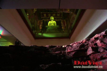 Tòa Tam bảo của chùa Phật Tích là nơi đặt pho tượng A-di-đà làm bằng đá - bảo vật quốc gia có từ thời Lý. Ngay dưới chân tượng, nền mòng tòa bảo tháp hoành hiện ra nằm trong lòng đất, sau một lớp kính trong suốt thay cho mặt sàn. Dưới ảnh đèn huyền ảo và không gian thanh tịnh của ngôi chùa, tàn tích của tòa tháp thiêng liêng như gợi lại vầng hào quang của triều Lý - triều đại lập quốc của người Việt. Phía sau tòa Tam bảo là hai lối đi xuống tầng hầm, nơi có thể quan sát cận cảnh di tích. Nền móng bảo tháp có hình vuông, trong lòng rỗng. Mỗi cạnh của tháp rộng 9,1m. Mổi cạnh của lòng tháp rộng khoảng 4,2m. Tường tháp dày khoảng 2,4m. Gạch xây tháp được xếp theo hàng ngang, phần đầu gạch đâm ra ngoài, mỗi hàng trung bình xếp 6 viên gạch với nhiều kích thước khác nhau. Chất kết dính để xây dựng tháp hoàn toàn là đất sét nhuyễn. Các mạch vữa mỏng đến nỗi nhìn bề ngoài chẳng khác gì các viên gạch được xếp chồng lên nhau. Trên mỗi viên gạch có đề: “Lý gia đệ tam đế Long Thụy Thái Bình tứ niên tạo” (Vua thứ ba đời Lý, năm Long Thụy Thái Bình thứ 4 xây dựng) hoặc “Chương Thánh Gia Khánh”. Theo sử sách, Long Thụy Thái Bình là niên hiệu của vua Lý Thánh Tông từ năm 1054 - 1058. Đến năm 1059, vua đổi sang niên hiệu Chương Thánh Gia Khánh cho đến năm 1065. Long Thụy Thái Bình năm thứ tư tức là năm 1057. Tượng A-di-đà nhìn từ nền móng của tòa bảo tháp chọc trời một thuở. Các chuyên gia nhận định kỹ thuật xây nền móng tháp ở chùa Phật Tích là hết sức độc đáo, chưa bao giờ thấy trong các công trình khảo cổ khác ở Việt Nam.