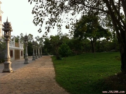 Đường vào và xung quanh Tổ đình Bửu Long rộng 14hecta rợp bóng cây và thảm cỏ xanh, tạo cảm giác dễ chịu do khách thập phương.