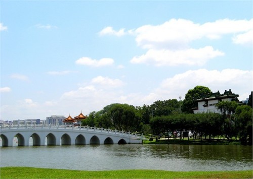 Có hai cửa để vào Chinese Garden: một cổng phụ từ ga tàu điện cùng tên và một cổng chính ở phía Tây. Nằm ngay gần cổng chính là cây cầu White Rainbow – cầu vồng trắng. Đúng như tên gọi của nó, thành cây cầu này sơn hoàn toàn bằng một màu trắng sang trọng, nó mô phỏng phong cách cây cầu 17-Arch trong cung điện Mùa hè ở Bắc Kinh. Đứng trên Cầu Vồng Trắng sẽ dễ dàng quan sát thấy chùa tháp đôi – Twin Pagodas tráng lệ được xây dựng nổi trên mặt hồ cách đó không xa. Đi qua Cầu Vồng Trắng là đến một khu nhà với nhiều khung cửa tò vò - kiểu kiến trúc nổi tiếng và tiêu biểu của Trung Hoa. Ngay sau khu cửa chính của tòa nhà này là một ao cá nhỏ mang tên “Thiên đường của những chú cá”. Người ta cũng dành riêng một phần không gian để làm bảo tàng rùa sống. Tại đây còn có hai khoảng sân chung nằm giữa các gian nhà – kiểu sân phổ biến ở những ngôi nhà Trung Hoa truyền thống. Hình ảnh Tea house – ngôi nhà để thưởng thức trà trong khuôn viên Chinese garden. Nó là kiến trúc thu nhỏ dựa theo phong cách thiết kế cầu kỳ của phòng trưng bày nghệ thuật xoáy trôn ốc ở cung điện Mùa hè (Bắc Kinh). Ngồi tại Tea house có thể ngắm nhìn Stone boat – cũng là một kiểu kiến trúc truyền thống đặc trưng của Trung Hoa nằm chênh chếch trên mặt hồ phía đối diện. Đây là hình ảnh nhìn từ phía ngoài vườn bonsai trong Chinese garden. Khu này bắt đầu mở cửa vào tháng 6 năm 1992 và được đầu tư không ít tiền của để trở thành vườn Bonsai tầm cỡ thế giới với hàng ngàn chậu bonsai được nhập khẩu chủ yếu từ Trung Quốc cùng các chuyên gia hàng đầu trong lĩnh vực này. Do nằm trên hai hòn đảo thuộc hồ Jurong nên khuôn viên Chinese garden có rất nhiều cầu: từ những chiếc cầu lớn cho đến những chiếc cầu be bé xinh xinh tô điểm cho khung cảnh thêm nên thơ. Chiếc cầu này nằm trong “Garden of Abundance” – khu vườn phồn thịnh. Nơi đây có trồng cây lựu một trăm năm tuổi và trưng bày tượng đá mười hai con giáp. Ngọn tháp vươn lên phía sau những bóng cây xanh mướt mát là tháp Nhập vân. Tòa tháp này gồm bảy tầng và được thiết kế phỏng theo một ngôi chùa ở Nam Kinh (Trung Quốc). Leo lên đỉnh tháp Nhập Vân có thể ngắm nhìn bao quát toàn bộ khuôn viên Chinese Garden. Trong hình là chiếc cầu nối giữa Chinese Garden và Japanese Garden. Dọc bên con đường gần tháp Nhập Vân là tượng của tám vị anh hùng Trung Hoa cổ đại. Không gian xanh thanh bình của một trong những công viên nổi tiếng nhất trên đảo quốc Sư tử. Thăm vườn Trung Hoa ở Singapore