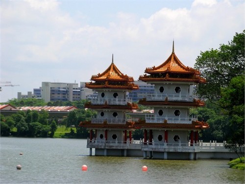 Có hai cửa để vào Chinese Garden: một cổng phụ từ ga tàu điện cùng tên và một cổng chính ở phía Tây. Nằm ngay gần cổng chính là cây cầu White Rainbow – cầu vồng trắng. Đúng như tên gọi của nó, thành cây cầu này sơn hoàn toàn bằng một màu trắng sang trọng, nó mô phỏng phong cách cây cầu 17-Arch trong cung điện Mùa hè ở Bắc Kinh. Đứng trên Cầu Vồng Trắng sẽ dễ dàng quan sát thấy chùa tháp đôi – Twin Pagodas tráng lệ được xây dựng nổi trên mặt hồ cách đó không xa. Đi qua Cầu Vồng Trắng là đến một khu nhà với nhiều khung cửa tò vò - kiểu kiến trúc nổi tiếng và tiêu biểu của Trung Hoa. Ngay sau khu cửa chính của tòa nhà này là một ao cá nhỏ mang tên “Thiên đường của những chú cá”. Người ta cũng dành riêng một phần không gian để làm bảo tàng rùa sống. Tại đây còn có hai khoảng sân chung nằm giữa các gian nhà – kiểu sân phổ biến ở những ngôi nhà Trung Hoa truyền thống. Hình ảnh Tea house – ngôi nhà để thưởng thức trà trong khuôn viên Chinese garden. Nó là kiến trúc thu nhỏ dựa theo phong cách thiết kế cầu kỳ của phòng trưng bày nghệ thuật xoáy trôn ốc ở cung điện Mùa hè (Bắc Kinh). Ngồi tại Tea house có thể ngắm nhìn Stone boat – cũng là một kiểu kiến trúc truyền thống đặc trưng của Trung Hoa nằm chênh chếch trên mặt hồ phía đối diện. Đây là hình ảnh nhìn từ phía ngoài vườn bonsai trong Chinese garden. Khu này bắt đầu mở cửa vào tháng 6 năm 1992 và được đầu tư không ít tiền của để trở thành vườn Bonsai tầm cỡ thế giới với hàng ngàn chậu bonsai được nhập khẩu chủ yếu từ Trung Quốc cùng các chuyên gia hàng đầu trong lĩnh vực này. Do nằm trên hai hòn đảo thuộc hồ Jurong nên khuôn viên Chinese garden có rất nhiều cầu: từ những chiếc cầu lớn cho đến những chiếc cầu be bé xinh xinh tô điểm cho khung cảnh thêm nên thơ. Chiếc cầu này nằm trong “Garden of Abundance” – khu vườn phồn thịnh. Nơi đây có trồng cây lựu một trăm năm tuổi và trưng bày tượng đá mười hai con giáp. Ngọn tháp vươn lên phía sau những bóng cây xanh mướt mát là tháp Nhập vân. Tòa tháp này gồm bảy tầng và được thiết kế phỏng theo một ngôi chùa ở Nam Kinh (Trung Quốc). Leo lên đỉnh tháp Nhập Vân có thể ngắm nhìn bao quát toàn bộ khuôn viên Chinese Garden. Trong hình là chiếc cầu nối giữa Chinese Garden và Japanese Garden. Dọc bên con đường gần tháp Nhập Vân là tượng của tám vị anh hùng Trung Hoa cổ đại. Không gian xanh thanh bình của một trong những công viên nổi tiếng nhất trên đảo quốc Sư tử. Thăm vườn Trung Hoa ở Singapore